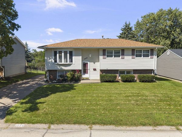 3620 Oakwood Drive, Bettendorf, IA 52722