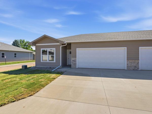 802 N Marquette Pl, Sioux Falls, SD 57110