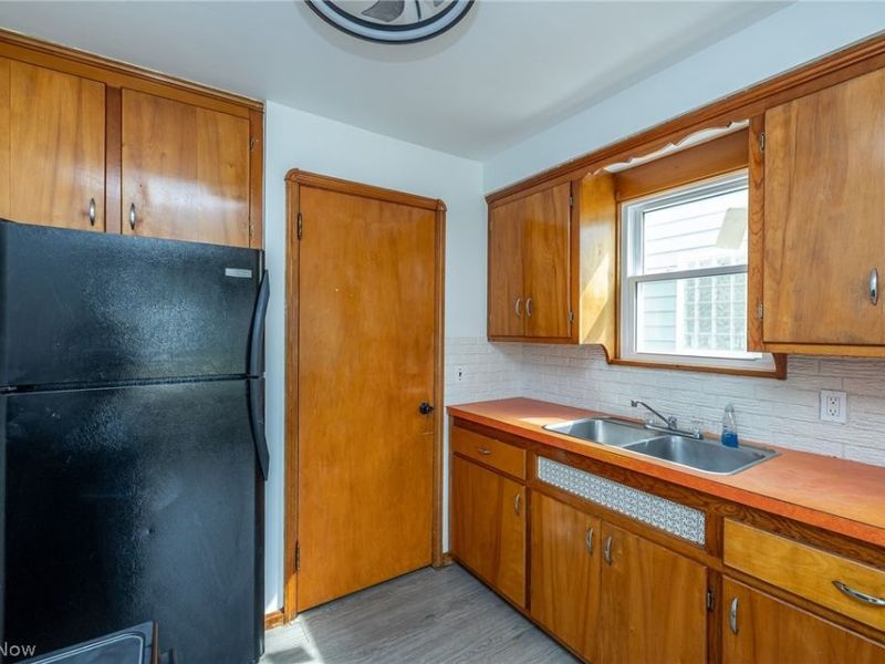 8324 Ivandale Drive, Parma, OH 44129 Photo 8