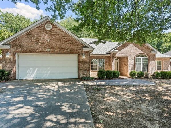 2834 N Quail Creek Drive , Fayetteville, AR 72703