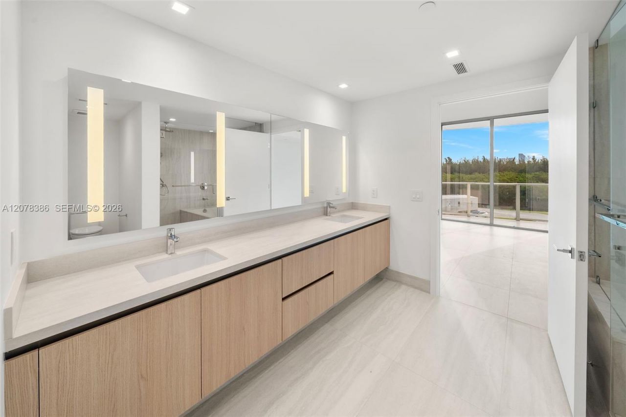 2411 Laguna Cir , Unit 311, North Miami, FL 33181 Photo