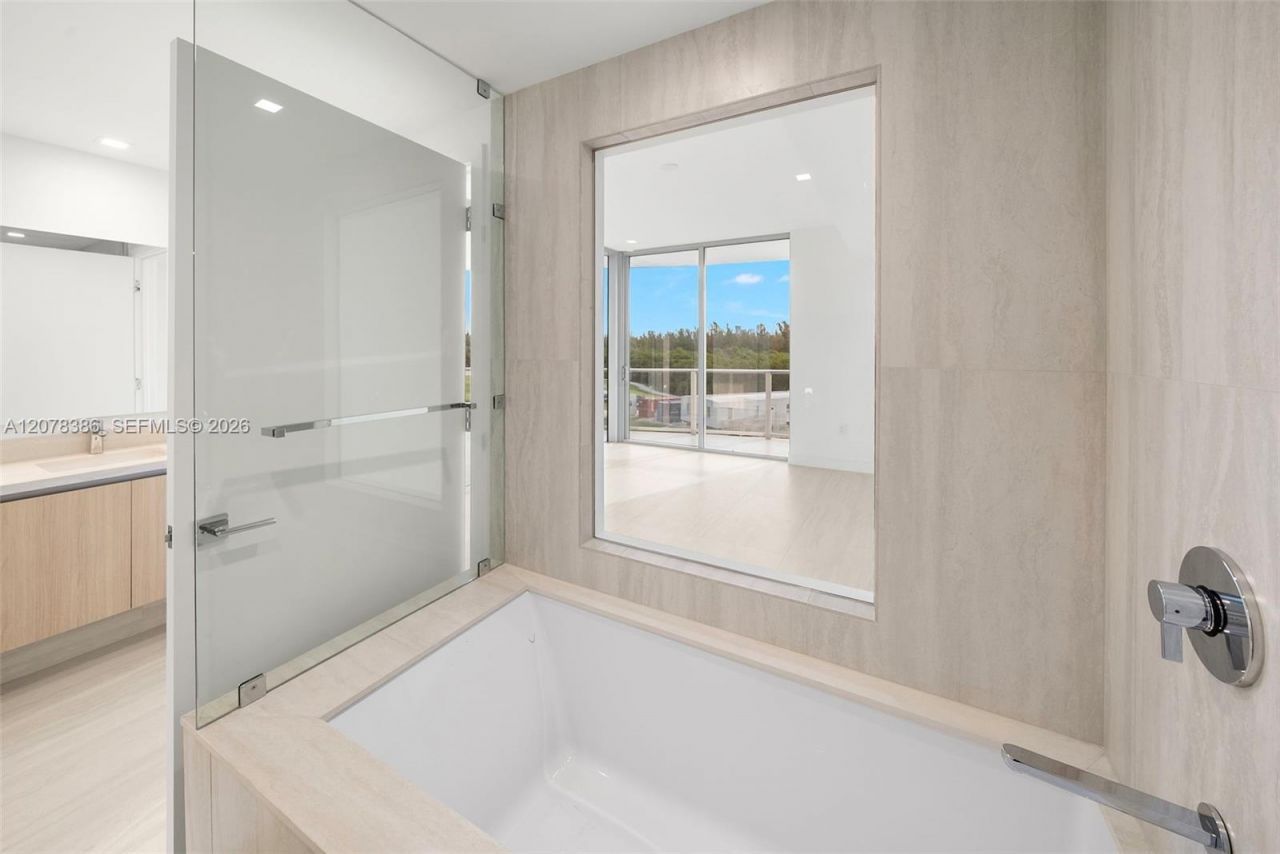2411 Laguna Cir , Unit 311, North Miami, FL 33181 Photo