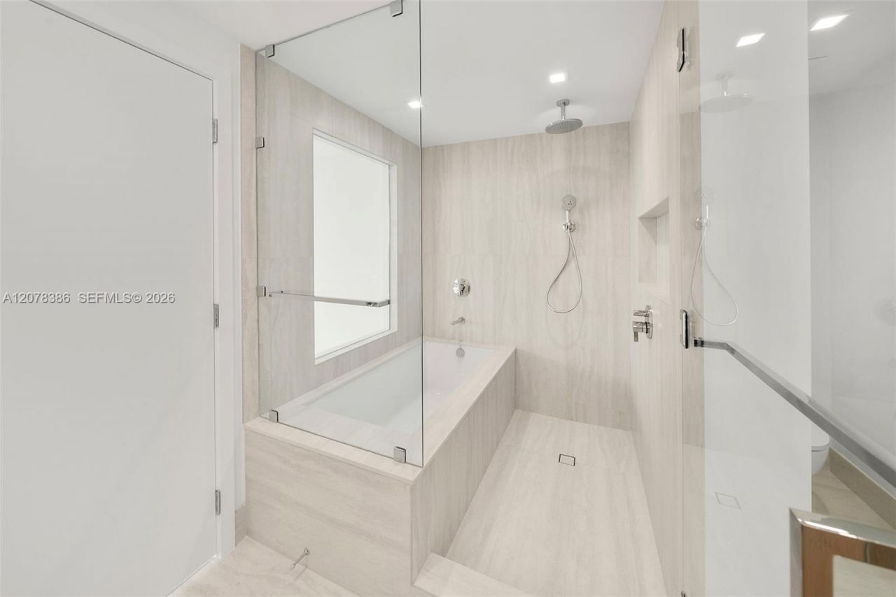 2411 Laguna Cir , Unit 311, North Miami, FL 33181 Photo