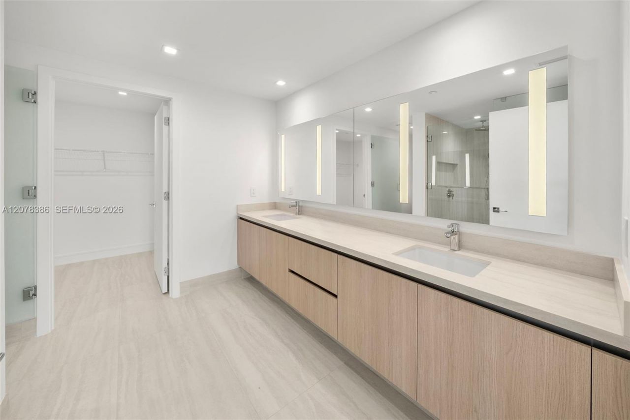 2411 Laguna Cir , Unit 311, North Miami, FL 33181 Photo
