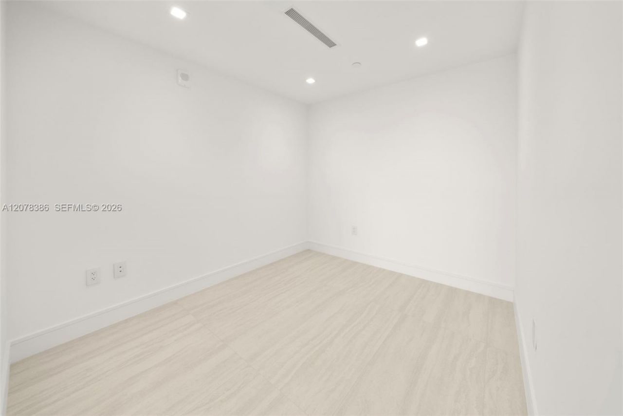 2411 Laguna Cir , Unit 311, North Miami, FL 33181 Photo