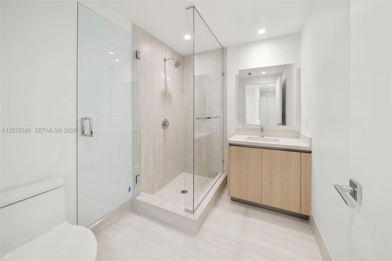 2411 Laguna Cir , Unit 311, North Miami, FL 33181 Photo