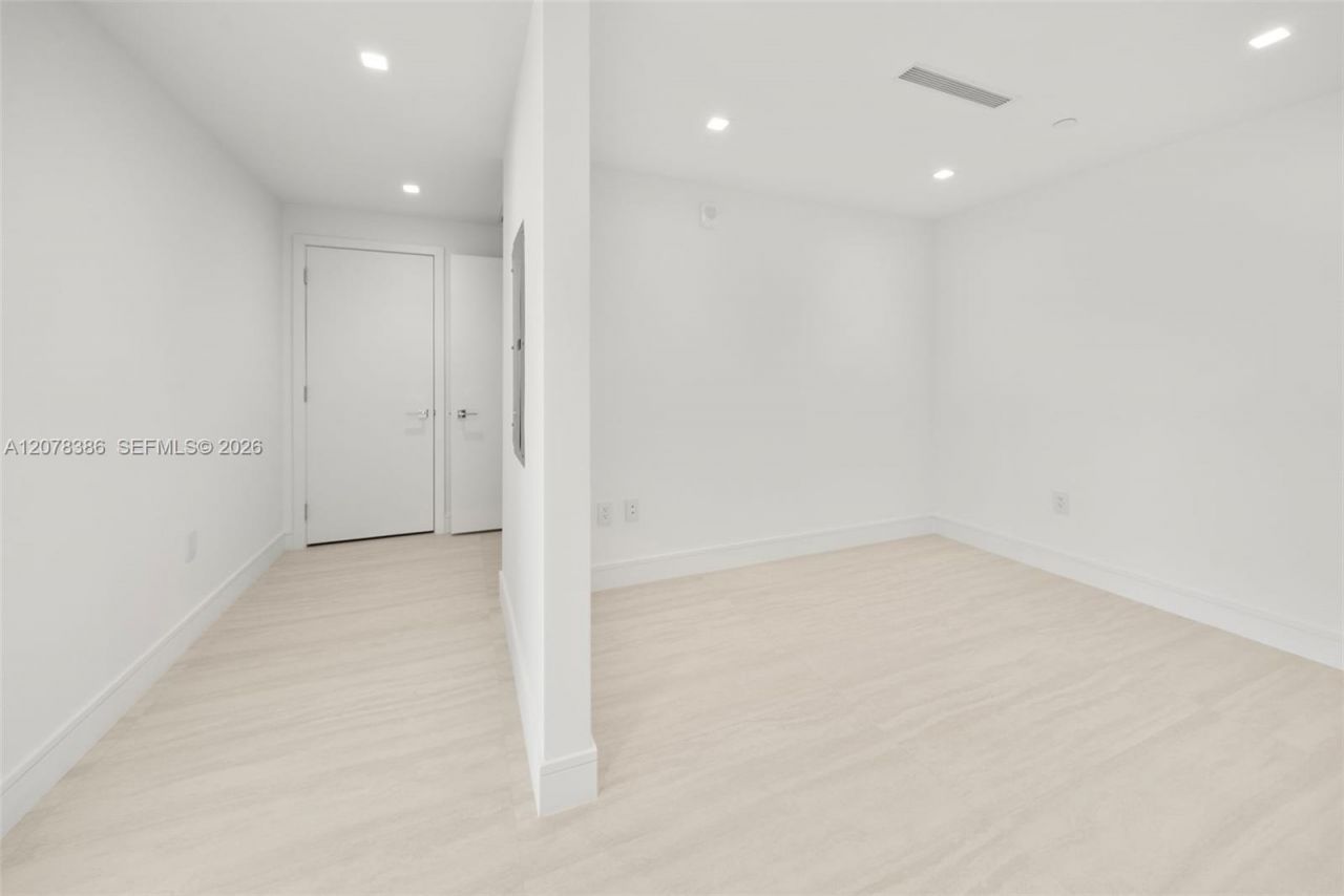 2411 Laguna Cir , Unit 311, North Miami, FL 33181 Photo