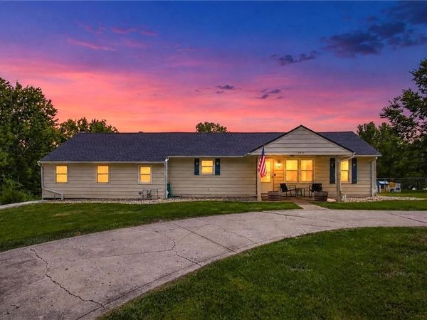 8915 N Lathrop Drive, Kansas City, MO 64155