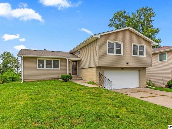 1720 N 106 Street, Omaha, NE 68114