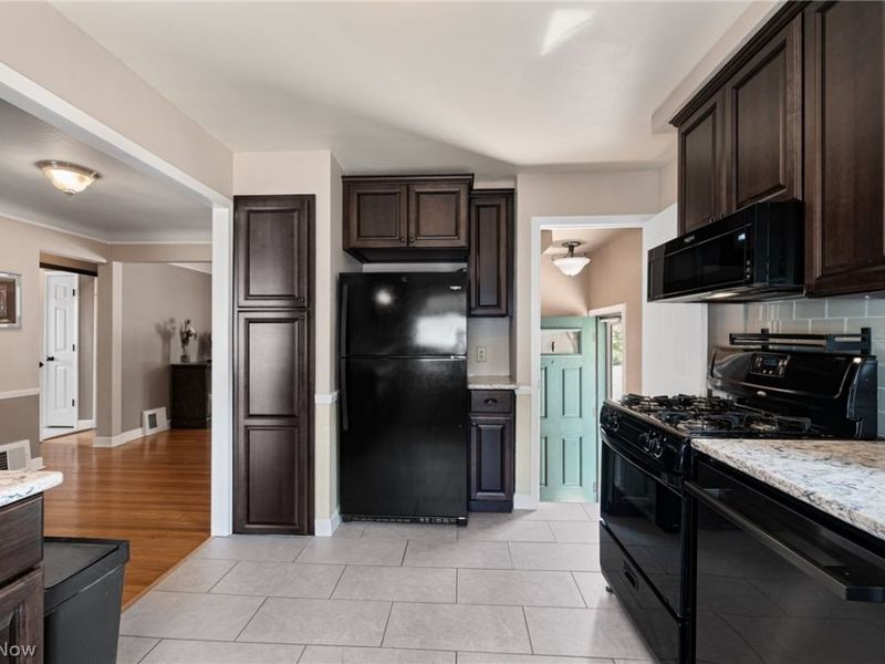 8713 Memphis Villas Boulevard, Brooklyn, OH 44144 Photo 12