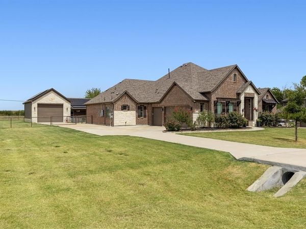 157 Daniel Drive, Van Alstyne, TX 75495