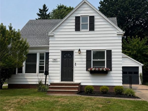 1382 Sunset Road , Mayfield Heights, OH 44124