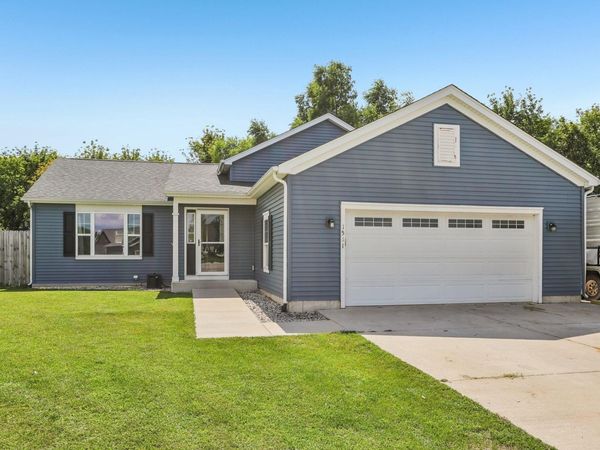 1511 E Longneedle Ln, Elkhorn, WI 53121
