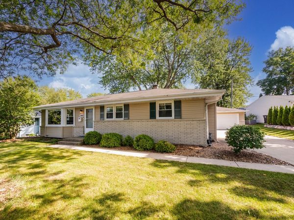 N86W14553 MacArthur Dr, Menomonee Falls, WI 53051