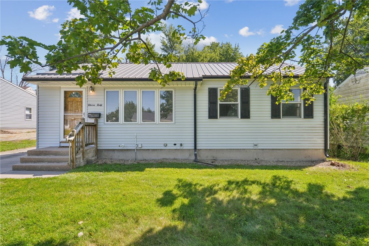 1140 Crestview Dr Se, Cedar Rapids, IA 52403 Main Photo