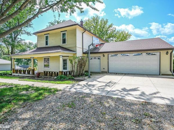 400 Country Street, Walnut, IA 51577