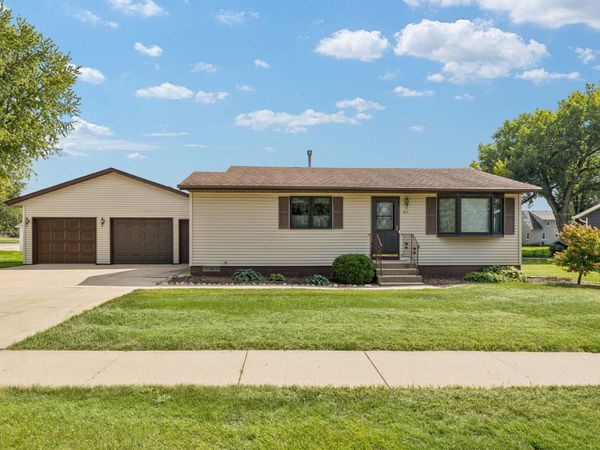 811 12th Street , De Witt, IA 52742