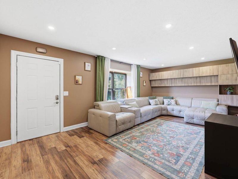 5753 Hallridge Circle, Columbus, OH 43232 Photo 6