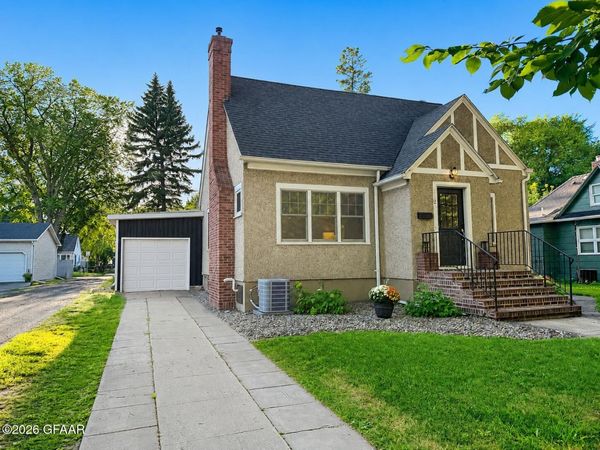 1120 COTTONWOOD Street, Grand Forks, ND 58201
