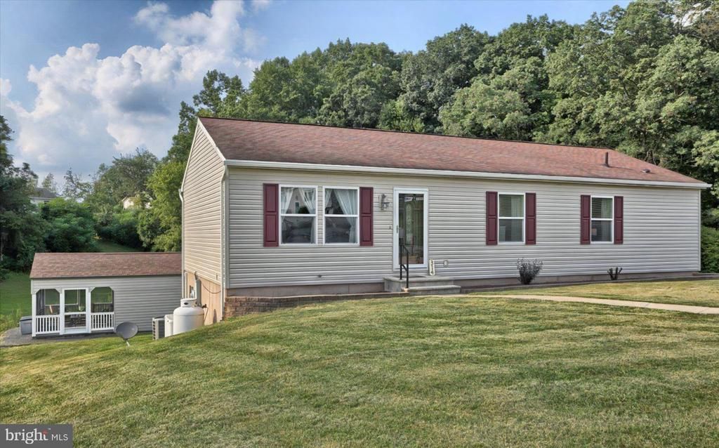 314 NEBINGER , LEWISBERRY, PA 17339
