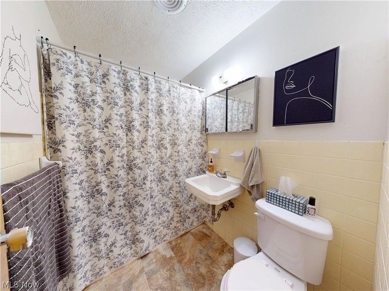 1390 Golden Gate Boulevard, Unit E204, Mayfield Heights, OH 44124 Photo 16