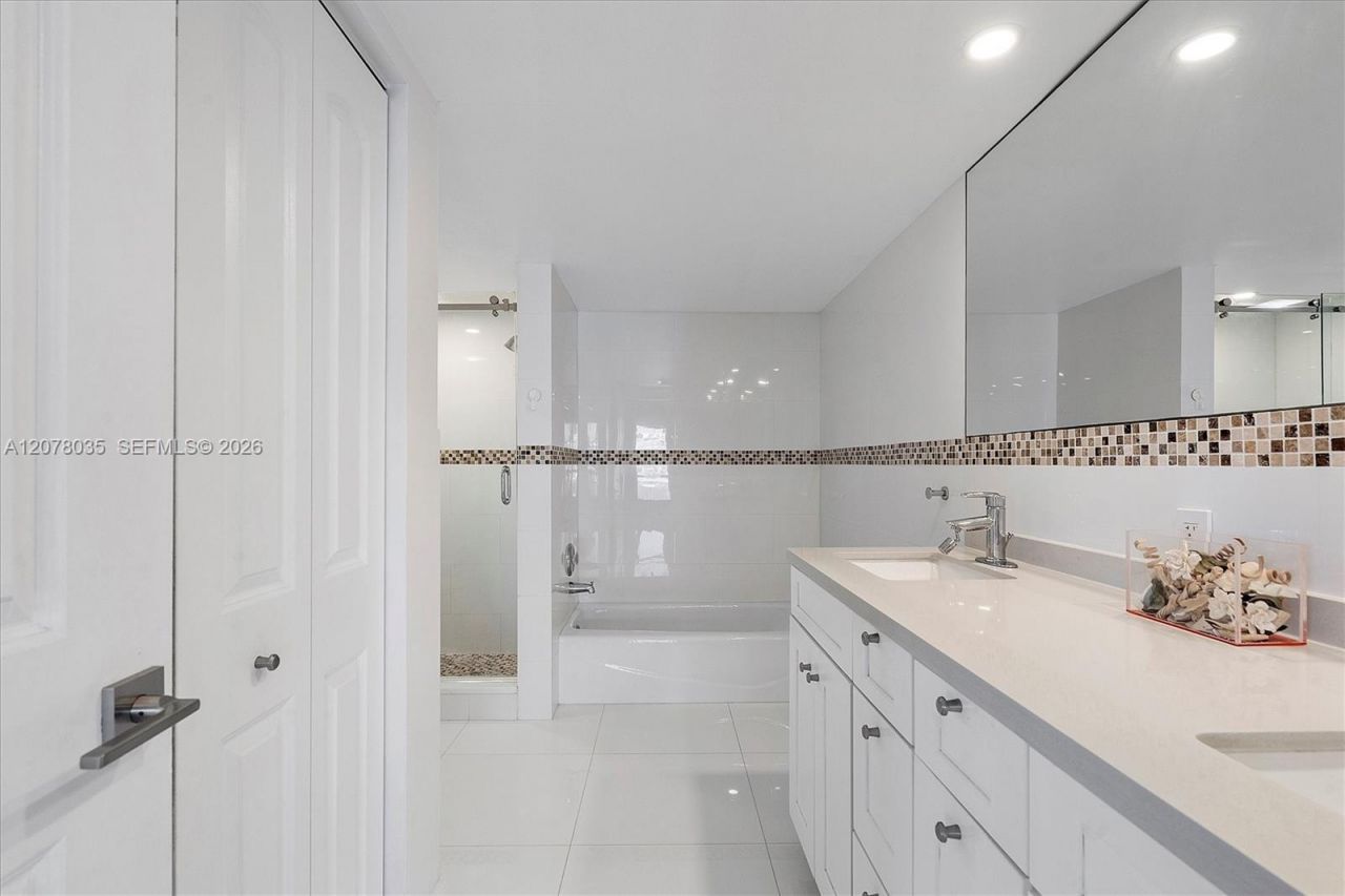 200 Golden Isles Dr, Unit 206, Hallandale Beach, FL 33009 Photo