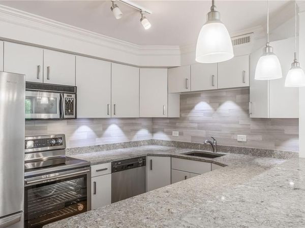 310 W 49th Street, Unit 606, Kansas City, MO 64112