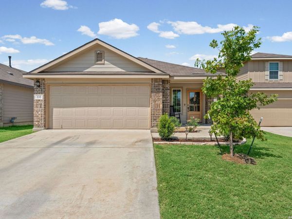 233 LEGENDARY TRAIL LOOP, Floresville, TX 78114