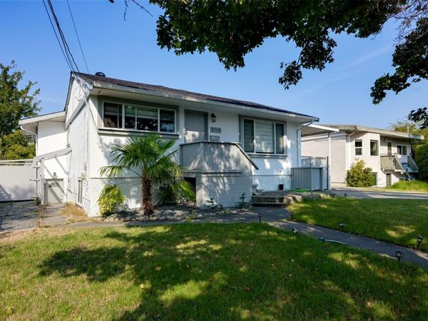 2710 Victor St , Victoria, BC V8R 4E4