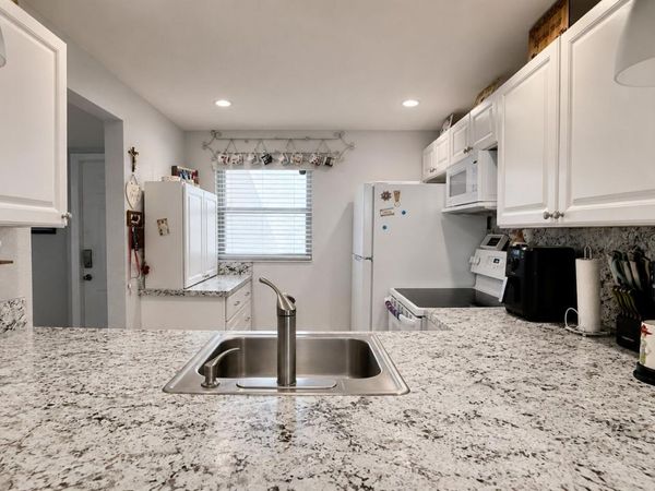 9480 Poinciana Place, Unit 201, Davie, FL 33324