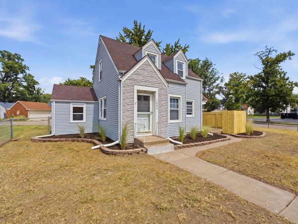 1804 W Pleasant Street , Davenport, IA 52804
