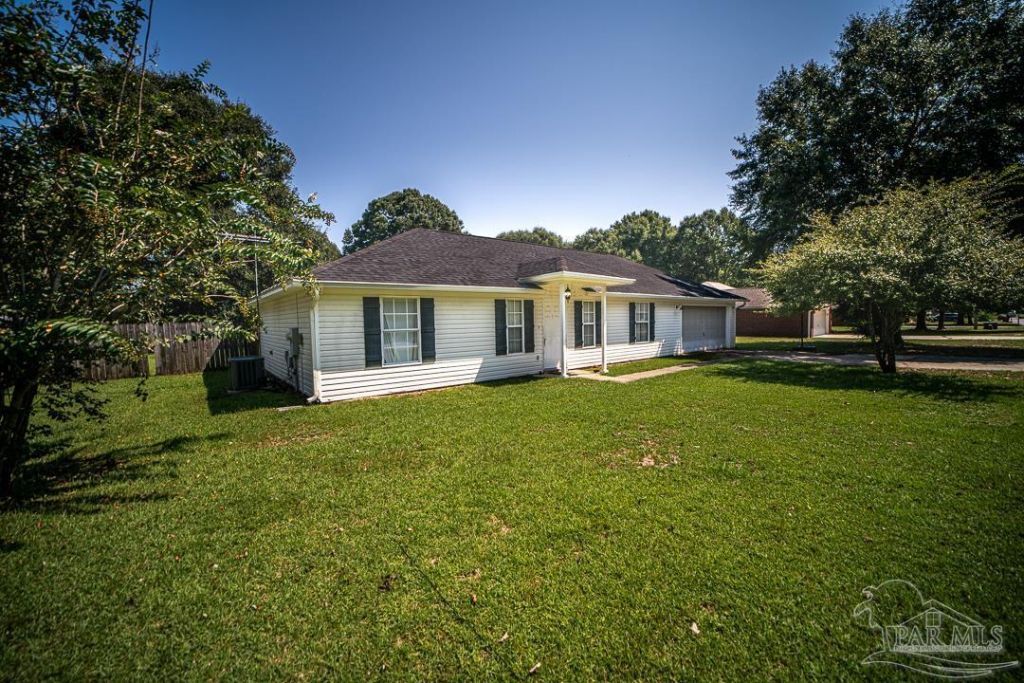 8924 Longmont Way, Milton, FL 32583 Main Photo