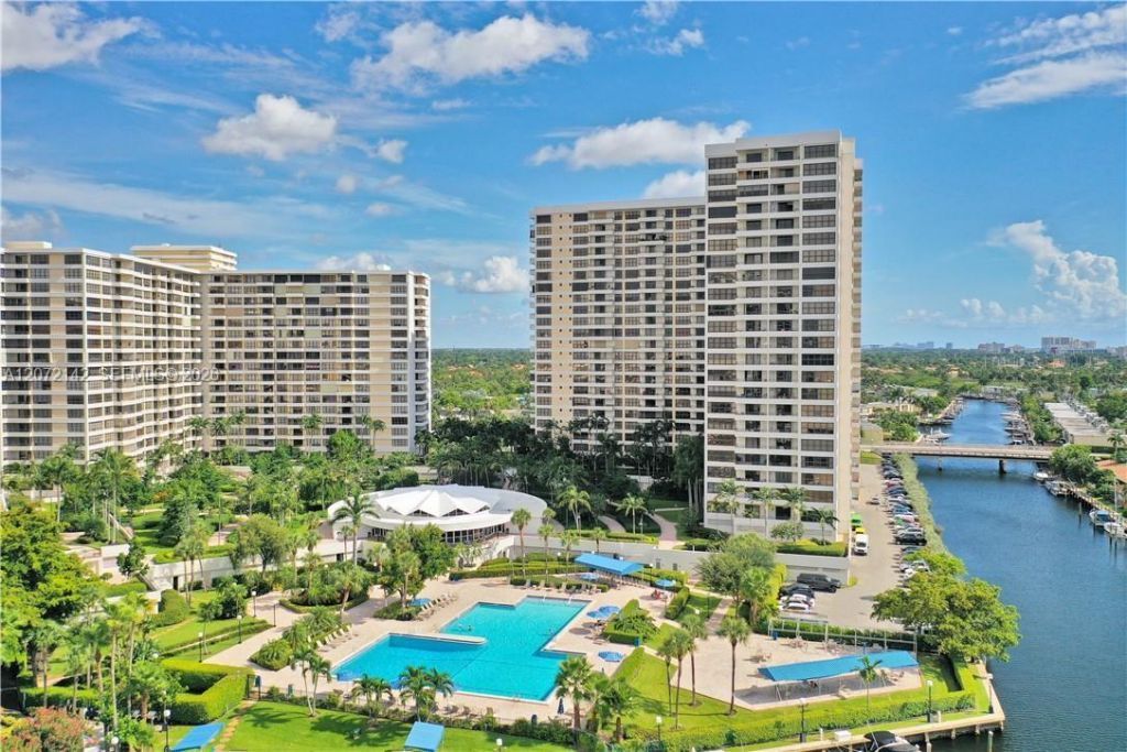 2500 Parkview Dr, Unit 1004, Hallandale Beach, FL 33009 Photo