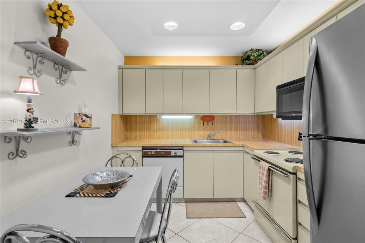 2500 Parkview Dr, Unit 1004, Hallandale Beach, FL 33009 Photo