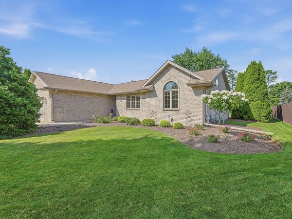 5004 White Fox Dr, Sheboygan, WI 53081