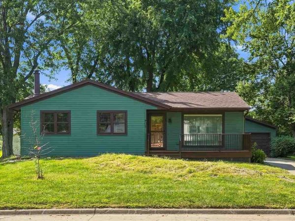 905 Paradise Dr, Washington, IA 52353
