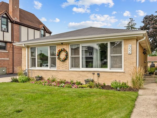 952 W Grant Drive , Des Plaines, IL 60016