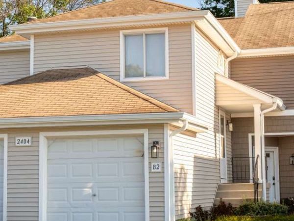2404 DANBURY Drive, Unit B2, Woodridge, IL 60517