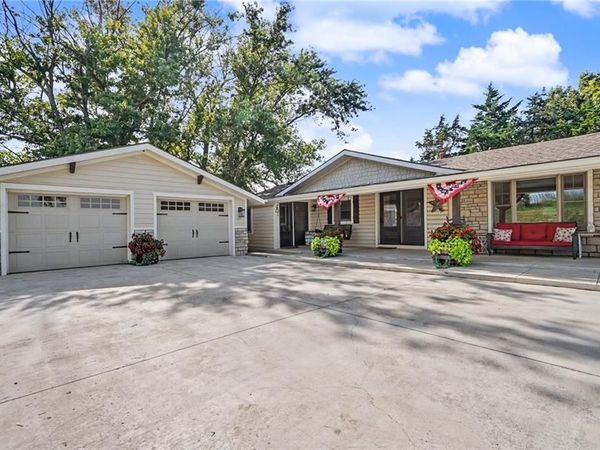 829 N 500th Road, Baldwin City, KS 66006