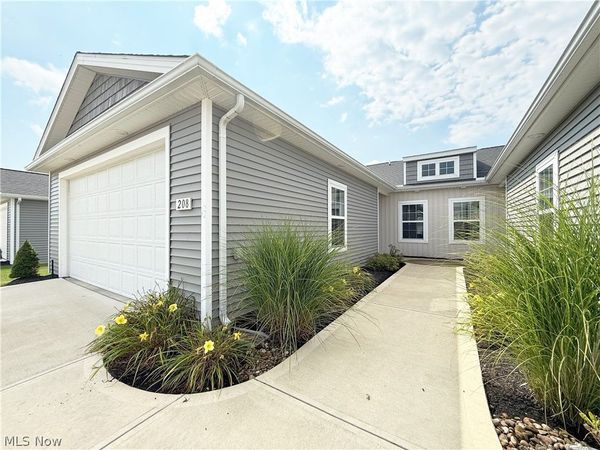 208 Silver Spring Circle , Elyria, OH 44035