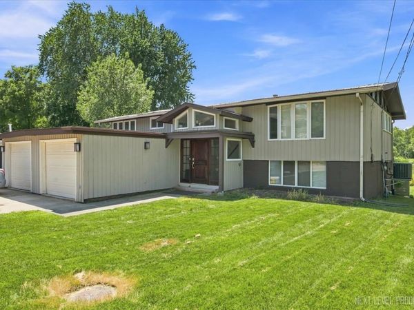 1627 Riverside Avenue , St. Charles, IL 60174