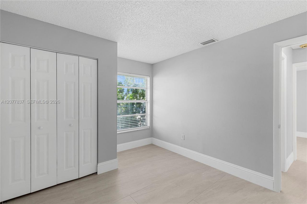 886 NE 214th Ln , Unit 4, Miami, FL 33179 Photo