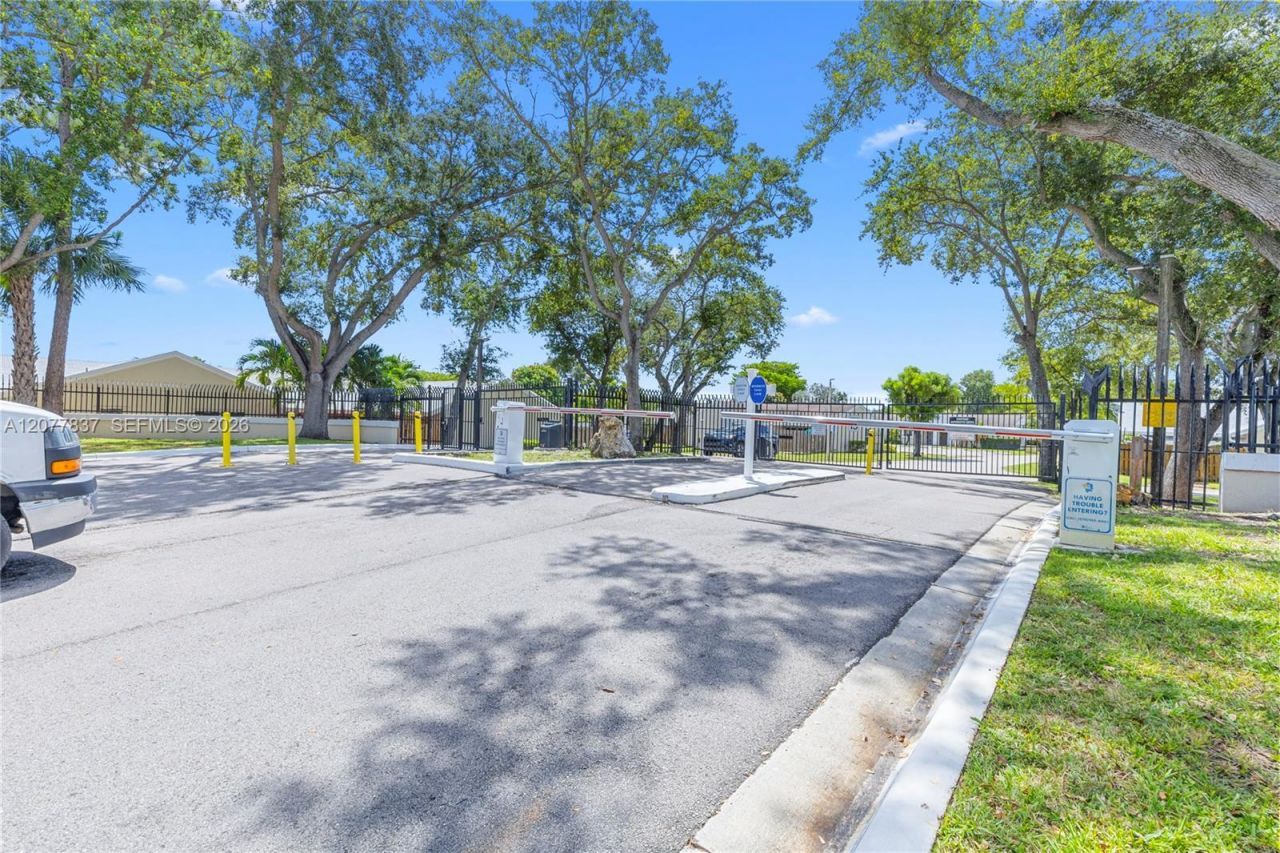 886 NE 214th Ln , Unit 4, Miami, FL 33179 Photo
