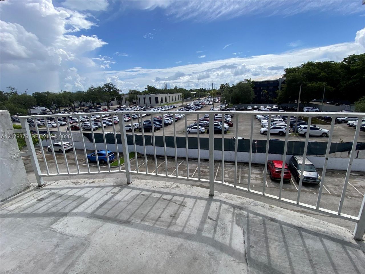 488 NW 165th St Rd, Unit B-415, Miami, FL 33169 Photo