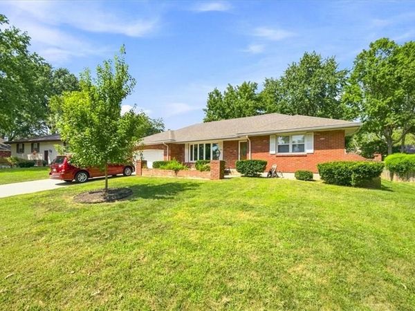 1009 SW SUNRISE Drive, Blue Springs, MO 64015