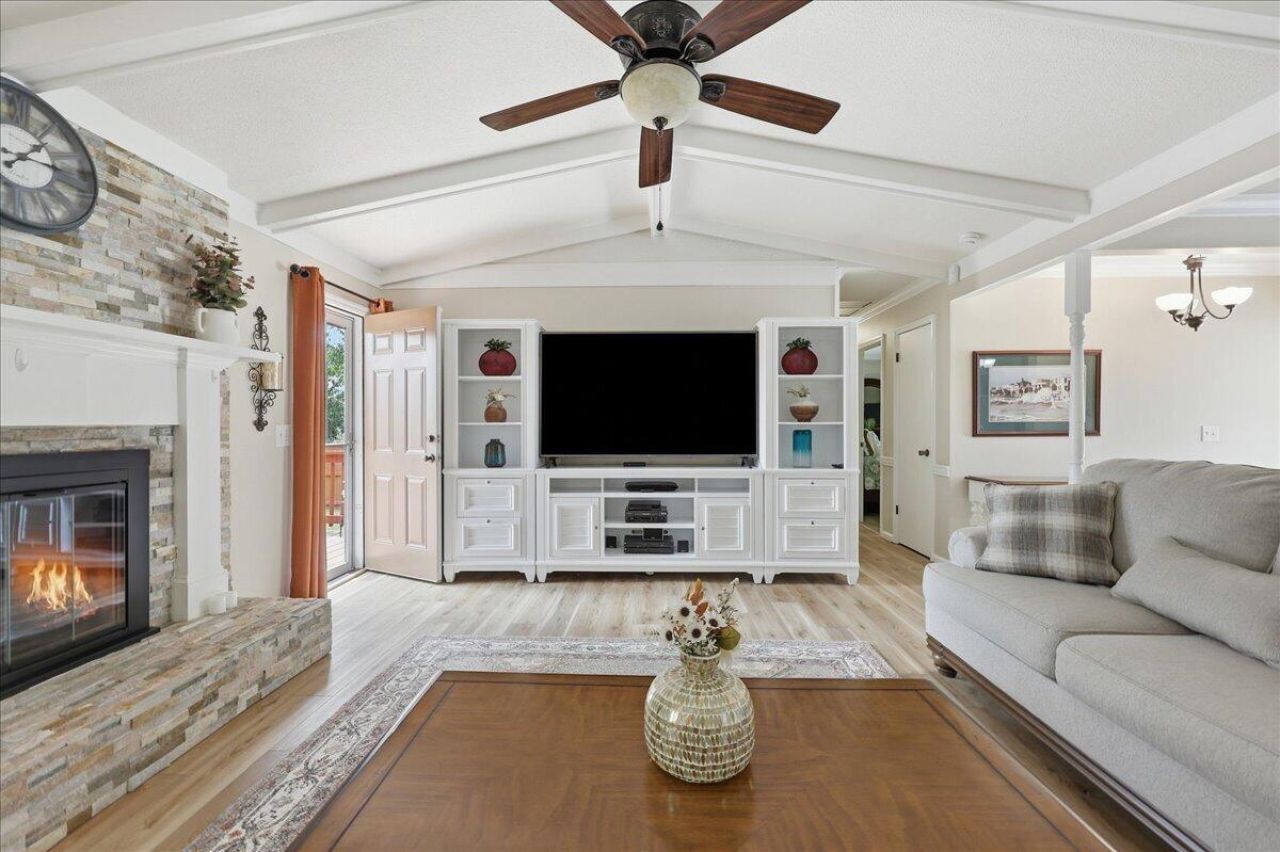210 Trinity Place Photo 10