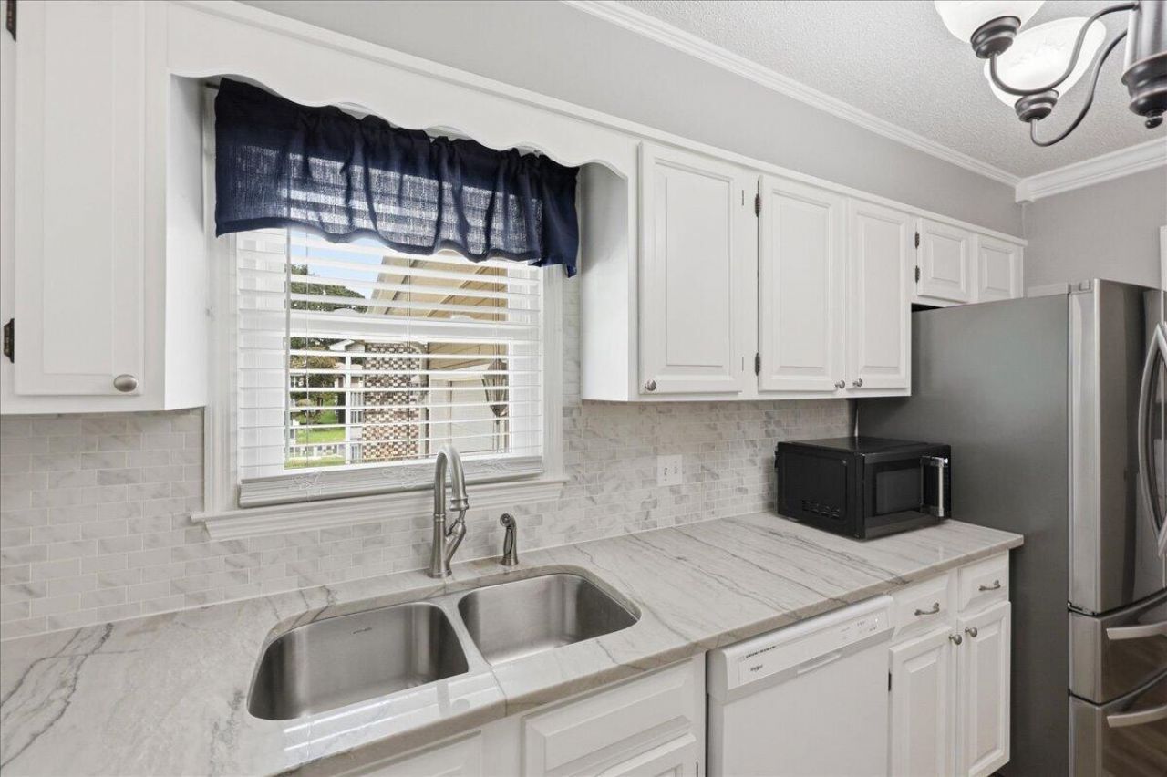 210 Trinity Place Photo 15