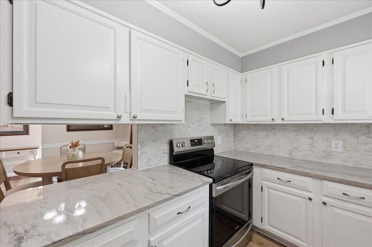 210 Trinity Place Photo 16