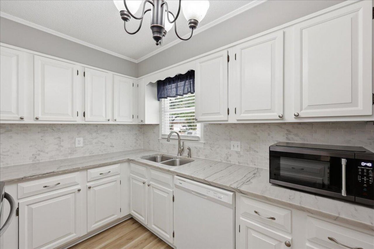 210 Trinity Place Photo 17