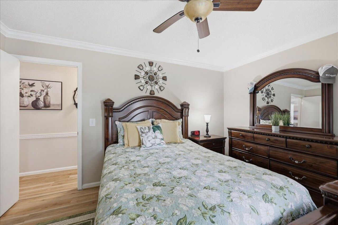 210 Trinity Place Photo 22